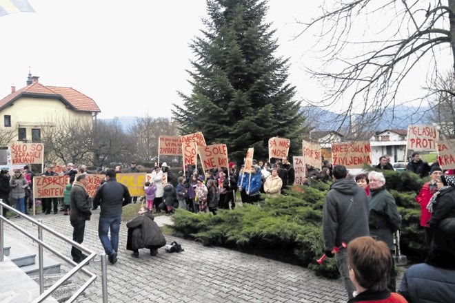 ﻿Protest krajanov Senožetov proti zaprtju podružnične šole, Dol pri Ljubljani marca letos