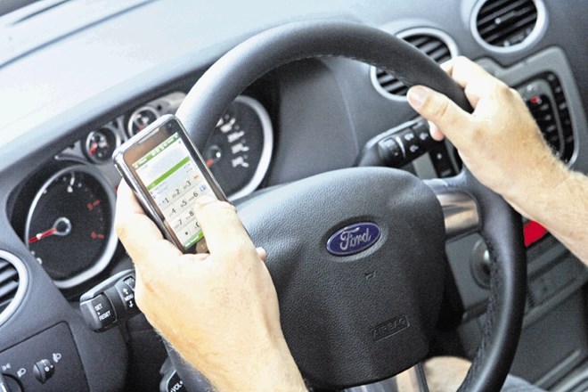Policijska postaja Kamnik je lani ugotovila 138 kršitev uporabe mobilnih telefonov med vožnjo, letos pa 82.