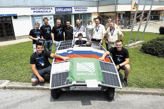 Pri izdelavi solarnega avtomobila je sodelovalo pet dijakov in trije mentorji, pot do končnega izdelka pa je trajala eno...