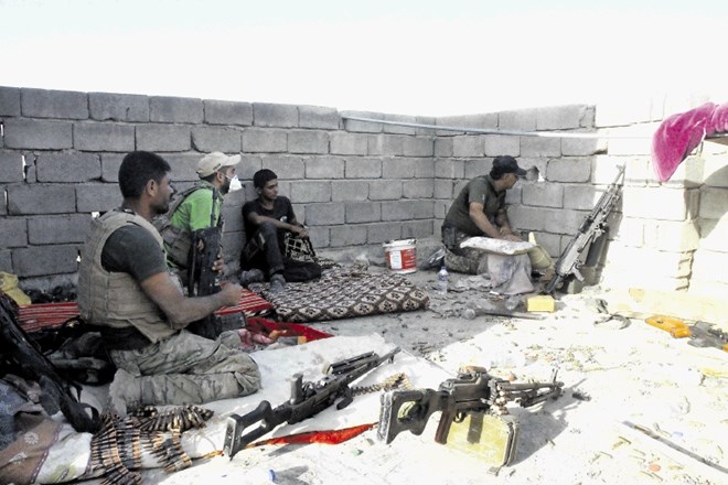 Iraški vojaki med napadi na položaje Islamske države v Faludži. Slovenski vojaki bodo začeli kurdske pešmerge za boj proti...