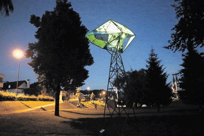 V Trnovem je s postavitvijo prve svetlobne instalacije, ki spominja na drevo, začel nastajati svetlobni park.
