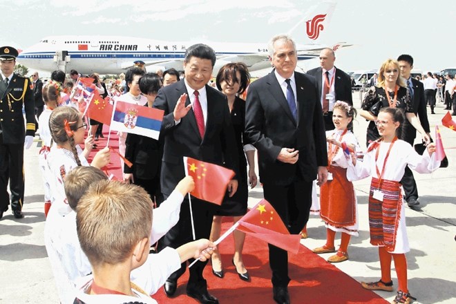 Kitajskemu predsedniku so na letališču Nikole Tesle pripravili sprejem, ki je vključeval tudi mahanje otrok z zastavicami.