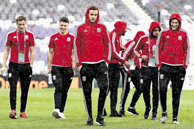 Nogometaši Walesa so zadnji trening pred današnjo tekmo z Rusijo opravili v močnem dežju na stadionu v Toulousu.