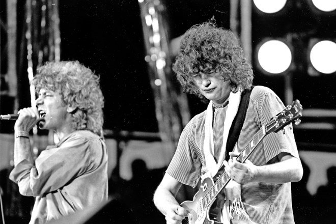 Robert Plant (levo) in kitarist Jimmy Page iz britanske rokovske skupine Led Zeppelin sta legendarno pesem Stairway to Heaven...