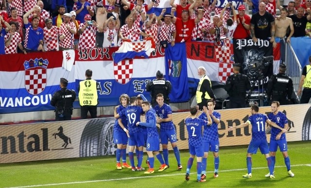 Hrvati so z veliko zmago proti aktualnim prvakom Špancem napovedali, da se bodo na evropskem prvenstvu borili za visoka...