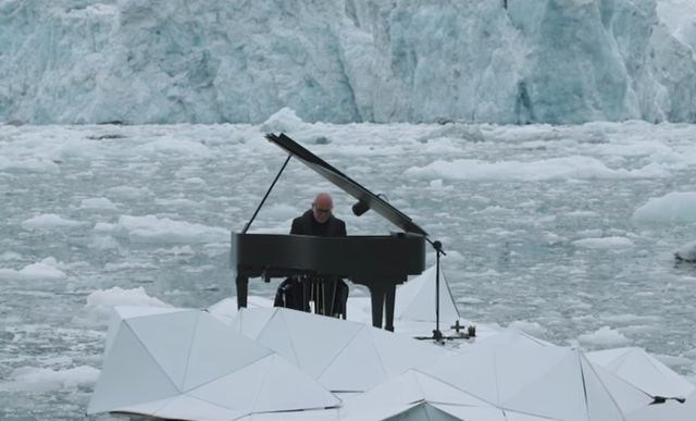 Italijanski pianist in skladatelj Ludovico Einaudi je v bližini norveškega ledenika odigral Elegijo za Arktiko. (Foto:...