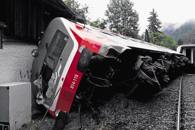 Iztirjenje vlaka na Koroškem se je končalo brez poškodb, na vlaku sta bila le strojevodja in en potnik.