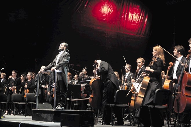 Dirigent Francesco Ivan Ciampa je nagnjen k razmeroma počasnim tempom oziroma k neki slovesnosti opernega toka, ki pa je z...