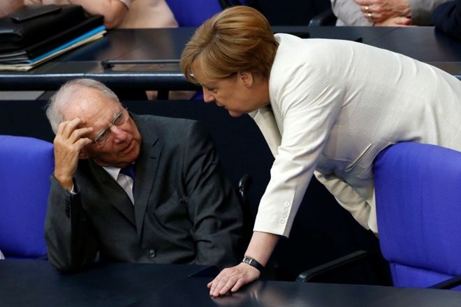 Nemški finančni minister Wolfgang Schaeuble in nemška kanclerka Angela Merkel.