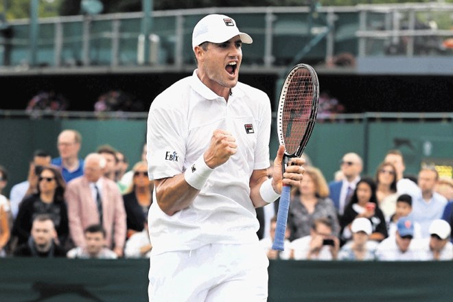 John Isner je zabil 33 asov v treh nizih in napredoval v 2. krog Wimbledona.