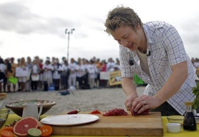 Jamie Oliver se sooča z več težavami - ena od njih je Boris Johnson, druga pa bankrot podjetja, ki upravlja njegove...