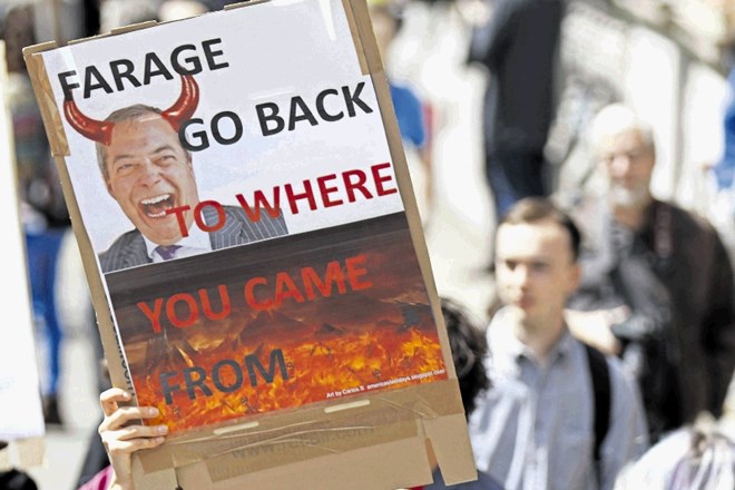 Na sobotnih protestih so Nigla Faragea pošiljali tja, od koder je prišel – v pekel.