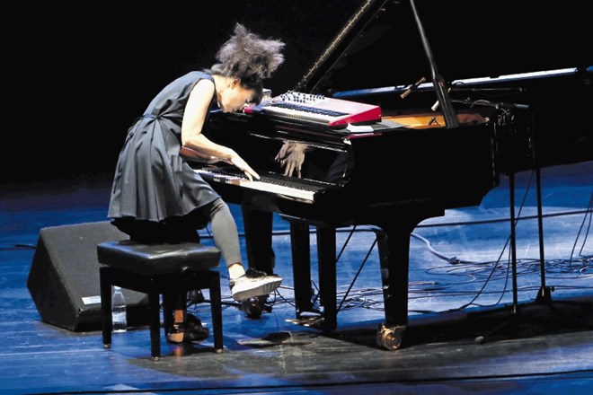 Transžanrsko klavirsko rokohitrstvo japonske pianistke Hiromi se je izkazalo kot privlačno tudi za širše jazzovske množice,...