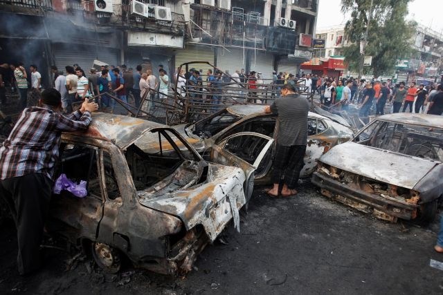 V krvavem napadu v nakupovalni četrti Bagdada je umrlo okoli 200 ljudi. (Foto: Reuters)