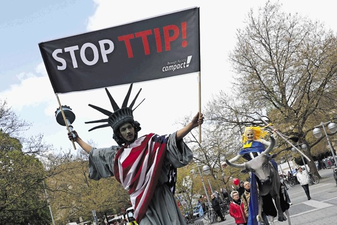 Nasprotniki TTIP bodo veseli včerajšnje odločitve evropske komisije, ki je potegnila zanjo neobičajno potezo.