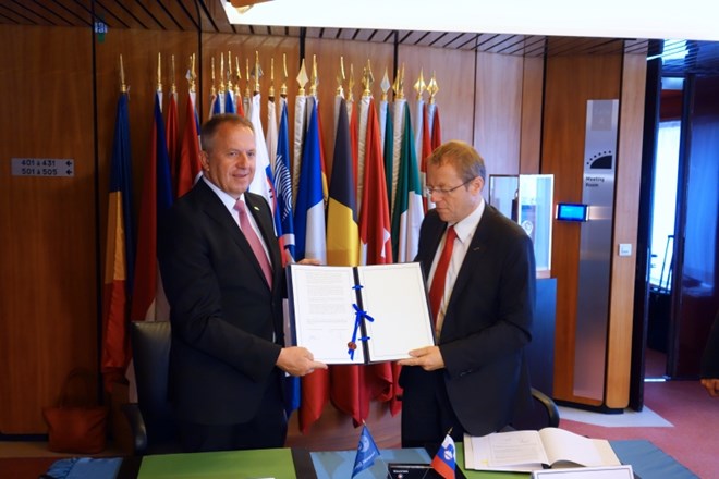 Gospodarski minister Zdravko Počivalšek in generalni direktor agencije ESA Johann-Dietrich Wörner ob podpisu sporazuma o...