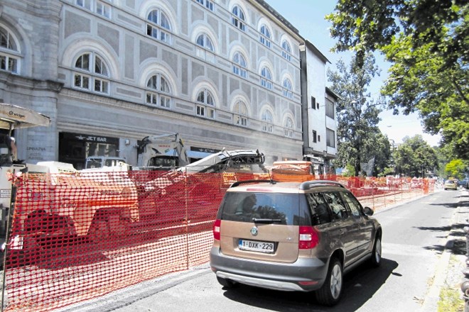 Delavci občinskega koncesionarja KPL so včeraj začeli prenovo Šubičeve ulice.