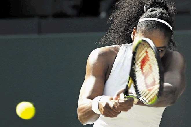 Serena Williams se na wimbledonski travi odlično počuti.