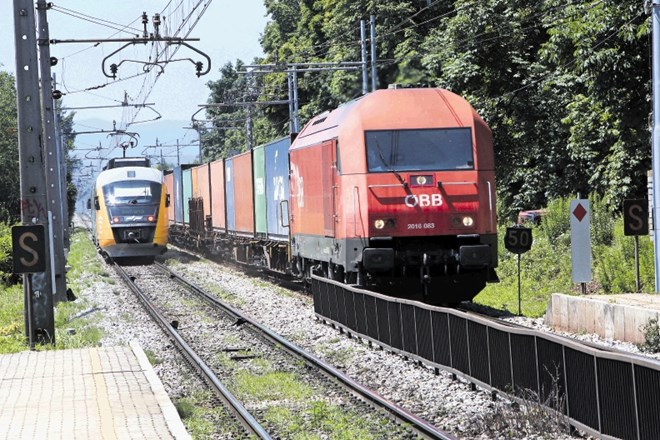 Tovorni vlaki na progi, ki poteka čez območje Rožne doline in Viča, s hrupom  grenijo življenje  tamkajšnjim prebivalcem.
