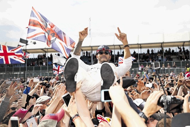 Lewis Hamilton se je po zmagi znašel na rokah navdušenih domačih navijačev.