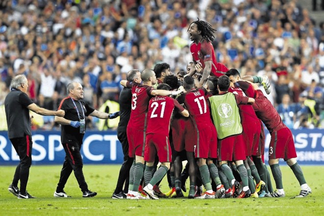 Portugalski nogometaši so se sinoči v Parizu po zmagi proti Franciji takole veselili naslova evropskega prvaka.