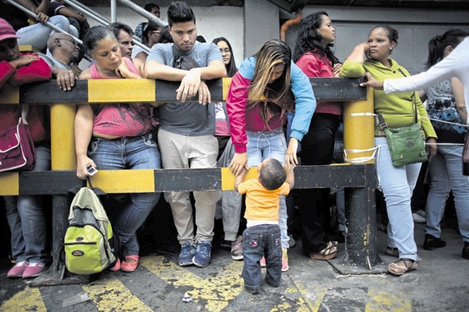 Številni Venezuelci tudi po več dni stojijo v vrstah, da bi prišli do osnovnih potrebščin, predvsem hrane in zdravil.