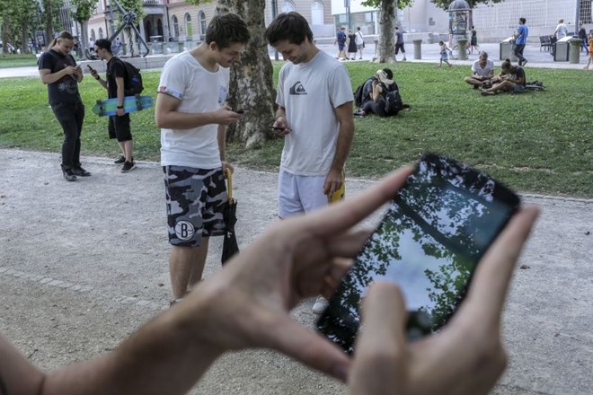 Park Zvezda v Ljubljani je že kmalu postal eno bolj priljubljenih skupinskih lovišč na pokemone.