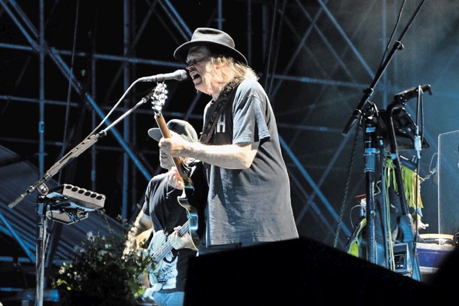 Neil Young se noče postarati: ostaja trmast in neprilagodljiv. Mladinci, ki so stali z njim na odru, in polni avditorij pred...