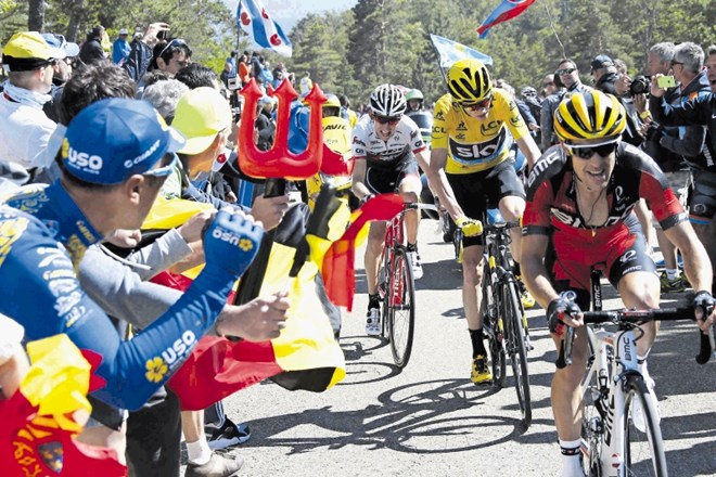 Dvanajsta etapa Toura je bila kaotična, v vodstvu in rumeni majici pa še vedno ostaja britanski kolesar Chris Froome.