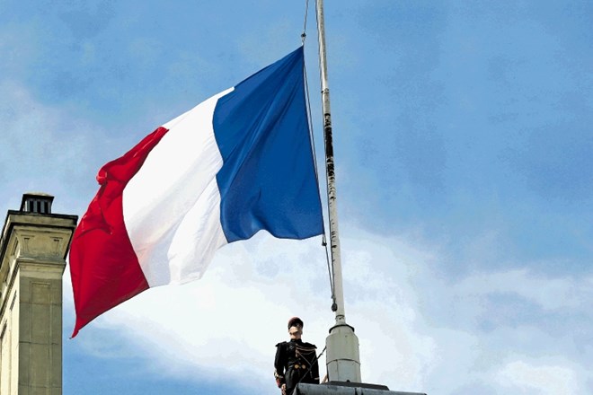 Francoske zastave v letu in pol že tretjič plapolajo na pol droga zaradi terorističnih napadov.