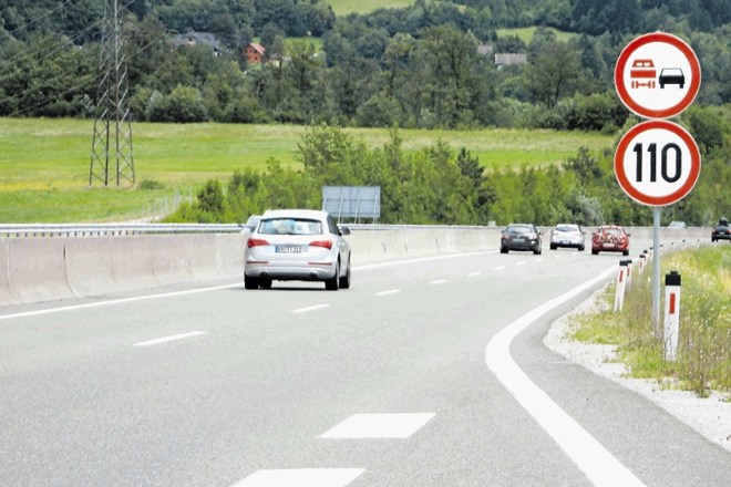 Nove omejitve hitrosti med Vrbo in Karavankami na gorenjski avtocesti marsikateri voznik (še) ne upošteva.