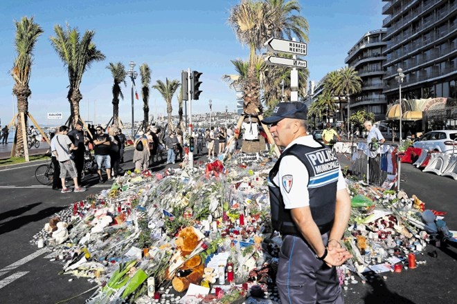 Tudi tri dni po tragediji v Nici je prizorišče morije preplavljeno s cvetjem, svečami  in sporočili.