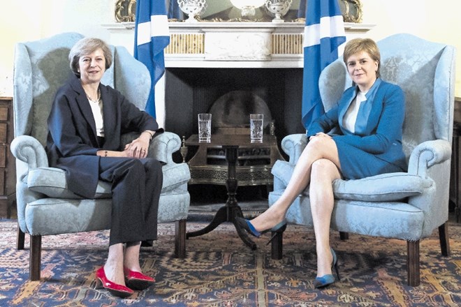 Theresa May je   na Škotsko pohitela prepričevat premierko Sturgeonovo, da je Škotski mesto v Združenem kraljestvu.