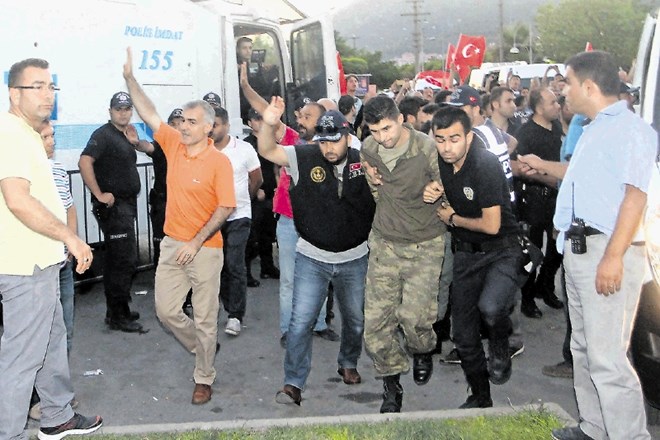 Po vsej Turčiji so se nadaljevale aretacije domnevnih udeležencev poskusa vojaškega udara.