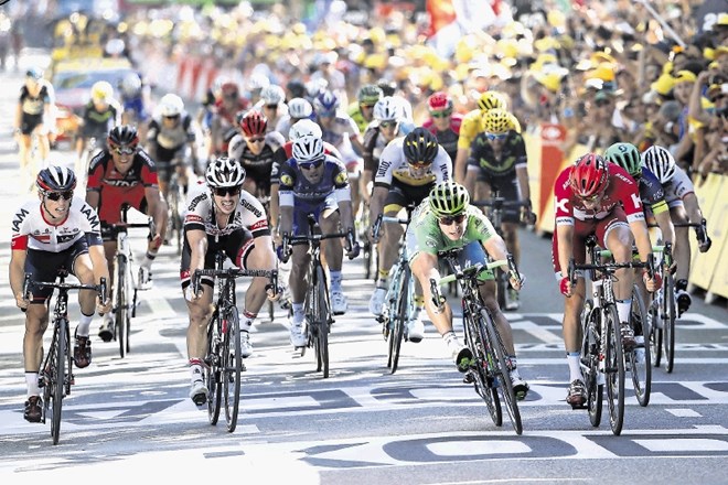 Peter Sagan (v zelenem) je zmago v 16. etapi Tour de Francea ujel za milimetre.