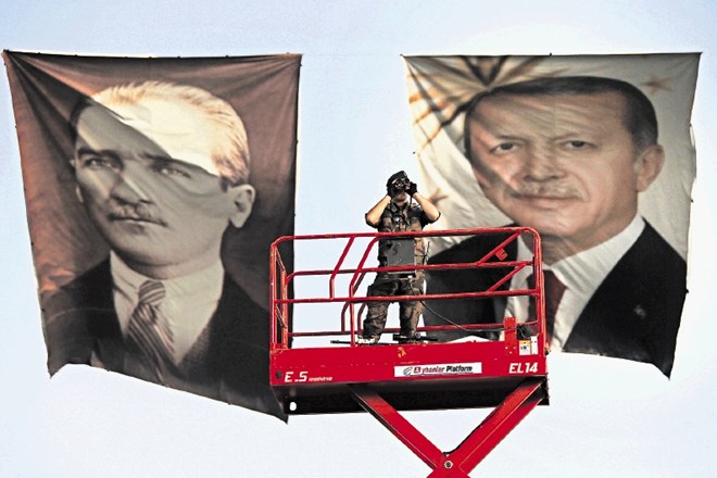 Erdogan (desno), ki ga mnogi enačijo s Kemalom Atatürkom, pa tudi sam se ima za novega očeta naroda, še naprej »rešuje«...