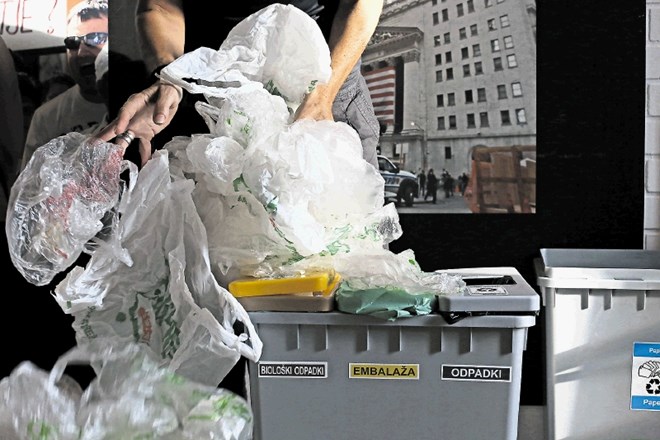 Na ministrstvu za okolje in prostor tuhtajo, kako zasoliti ceno plastičnih nakupovalnih vrečk v Sloveniji.