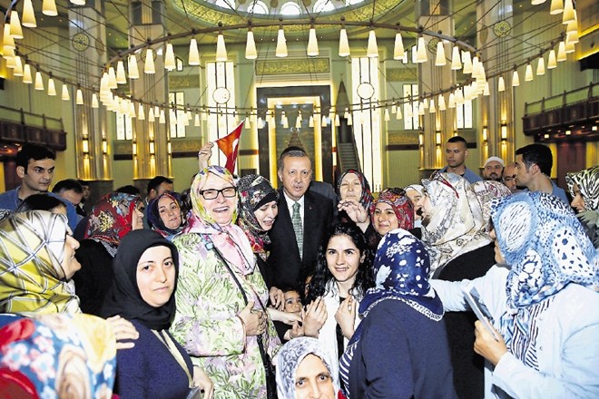 Erdogan je tudi petkovo molitev izkoristil za samopromocijo in se, česar prej ni počel,  fotografiral z verniki v džamiji.