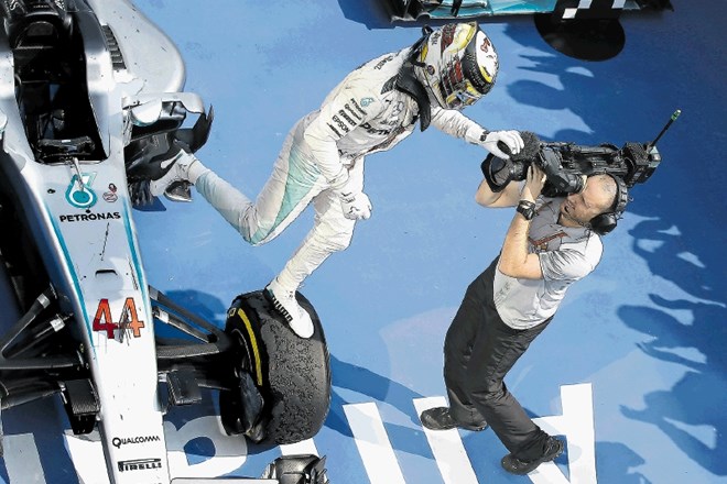 Lewis Hamilton je pred šestimi dirkami v skupnem seštevku za Nicom Rosbergom zaostajal za 43 točk, danes pa jih ima na prvem...