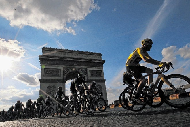 Na zadnji, 21. etapi Tour de France so zmagovalca Chrisa Frooma (v rumenem) in druge  kolesarje pri Slavoloku zmage božali...