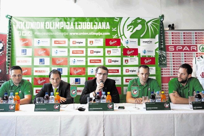 Takole je predsednik Olimpije Jani Möderndorfer (v sredini) lani predstavljal ekipo, ki je pogrnila na vseh rezultatskih...