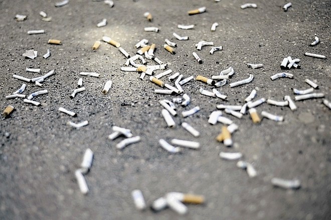 Javno podjetje Snaga  porabi približno 12.000 evrov na leto, da z javnih površin odstrani odvržene cigaretne ogorke.