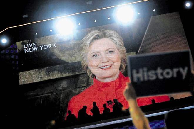 Hillary Clinton se je drugi dan konvencije demokratov udeležencem zahvalila za nominacijo kar iz New Yorka po videopovezavi.