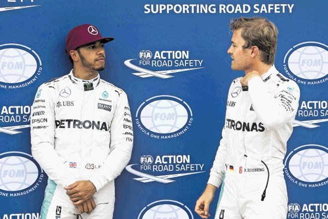 Med dirkačema Mercedesa Lewisom Hamiltonom (levo) in Nicom Rosbergom se vse bolj iskri.
