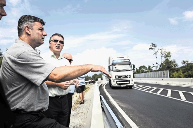 Minister Gašperšič (levo) si je včeraj ogledal dokončan železniški nadvoz v Mednem.
