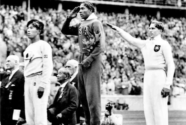 Temnopolti ameriški atlet Jesse Owens je na olimpijskih igrah leta 1936 v Berlinu osvojil štiri zlata odličja.