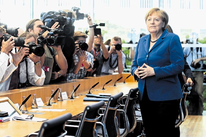 Kanclerka Angela Merkel ne namerava odstopiti od politike odprtih vrat za begunce.