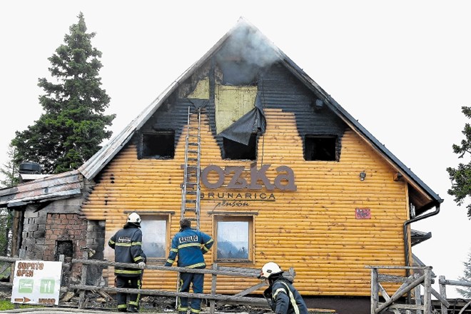 Priljubljena koča na Krvavcu je močno poškodovana, s požarom so se spopadali prostovoljni gasilci iz Cerkelj na Gorenjskem.