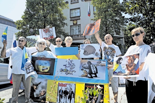 Pred ruskim veleposlaništvom je proti Vladimirju Putinu protestiralo okoli 30 Ukrajincev. Organizatorji shoda so želeli...