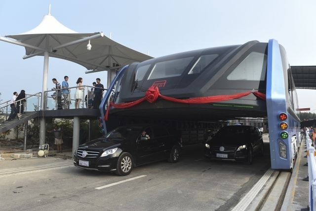 Drseči avtobus TEB na testni vožnji (Foto: Xinhua)